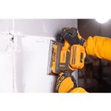 INGCO Akkus rezgőcsiszoló szénkefe nélküli 20 V (akku és töltő nélkül)